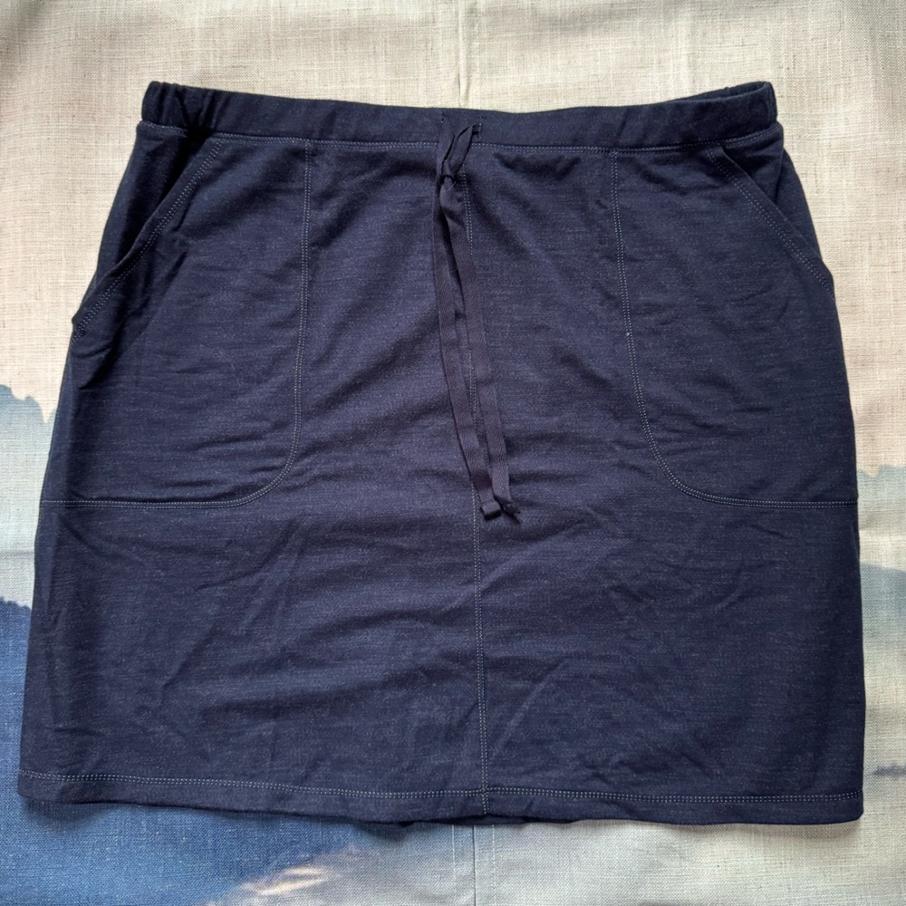Navy blue skirt with pockets, classic and casual